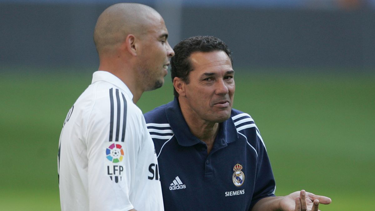 Ronaldo sa thải thầy cũ sau khi mua lại đội bóng thời niên thiếu