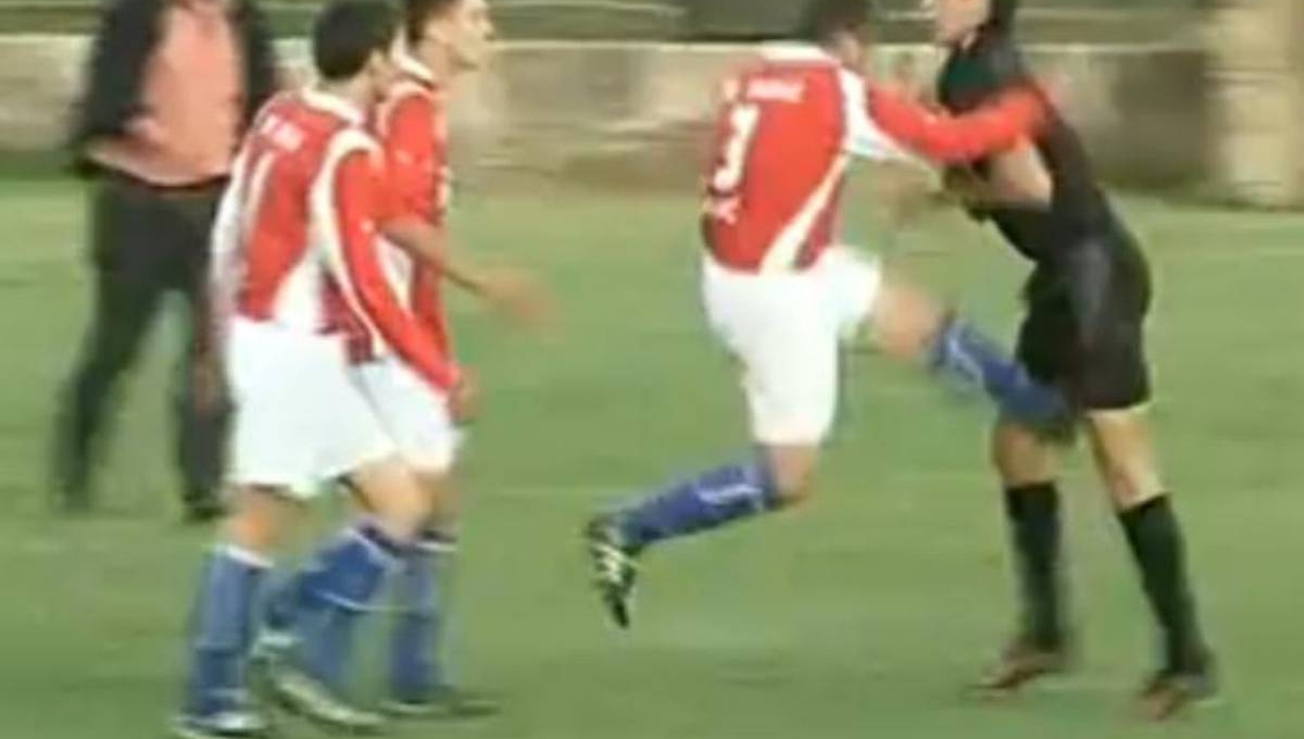 Cầu thủ đấm trọng tài 'không trượt phát nào' vì không được hưởng penalty