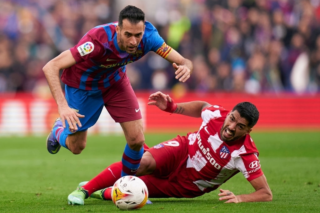 Suarez và Alves ghi bàn, Barca có chiến thắng 'điên rồ' trước nhà ĐKVĐ La Liga