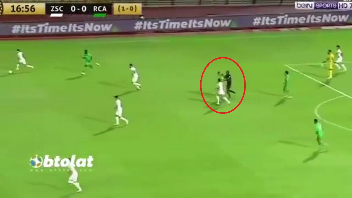 VIDEO: Cầu thủ bị trọng tài 'đấm' nằm sân vì mải đòi phạt đền