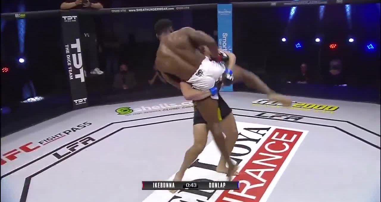 Võ sĩ nhấc bổng đối thủ, được đề cử 'pha knock-out của năm'