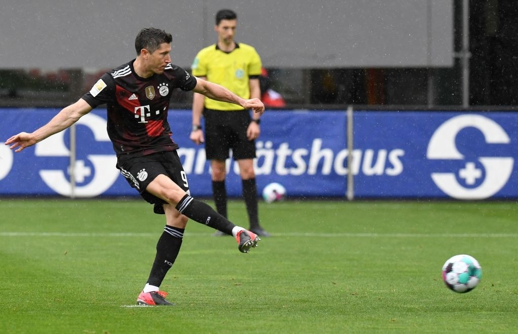 Lewandowski cân bằng kỷ lục của huyền thoại Bundesliga