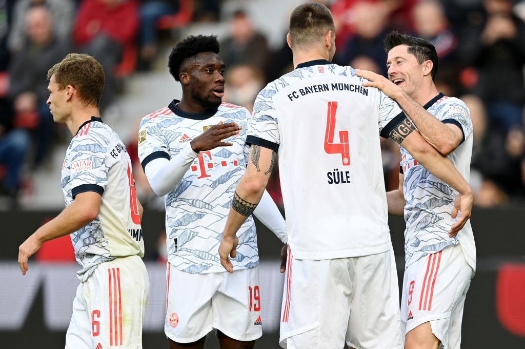 Bayern lên ngôi đầu Bundesliga bằng hiệp đấu hủy diệt