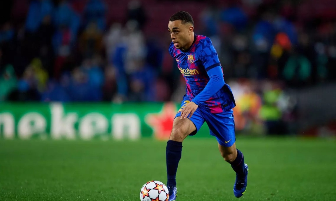 Nhận đòn đau vụ De Jong, MU mua luôn 'cơn lốc đường biên' của Barca