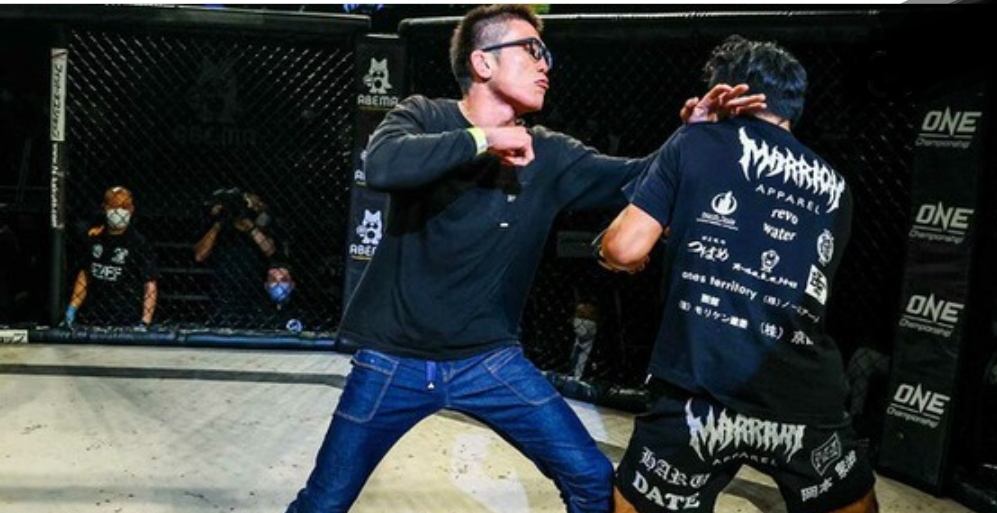 Hạ knock-out đối thủ, võ sĩ MMA khiêu khích BLV và bị đánh tại sàn đấu
