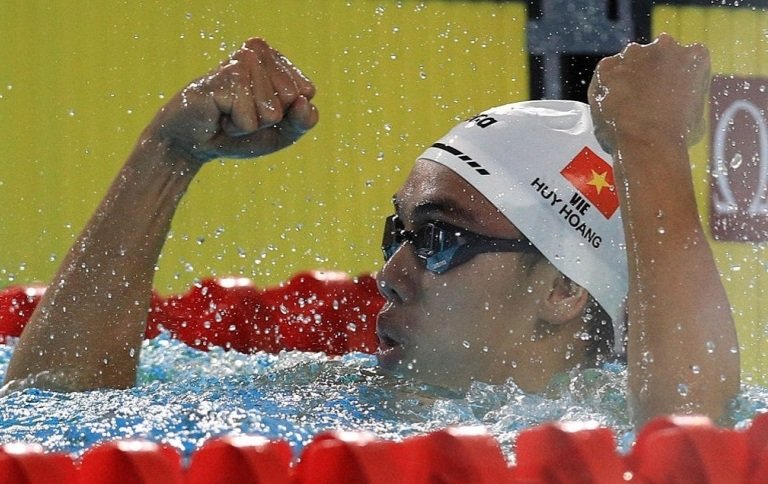 Nguyễn Huy Hoàng lập 'cú đúp', phá hai kỷ lục quốc gia tại trời Tây