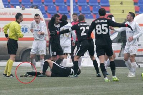 Video bóng đá: 7 pha phạm lỗi rùng rợn trong năm 2013