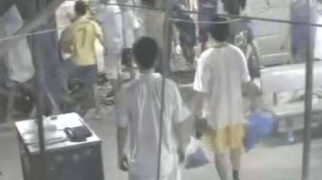 Video: Bị đánh hội đồng vì trộm xe ở sân bóng