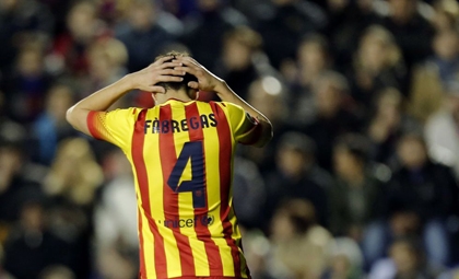 Fabregas cả gan 'bật' Martino ngay trên sân