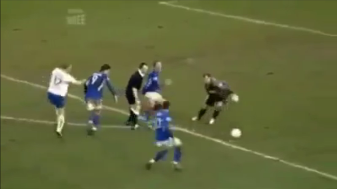 Video hài hước: Pha phạm lỗi và đá phạt cực kỳ hài hước