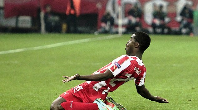 Fan Arsenal chúc mừng tiền đạo Olympiakos phá lưới MU