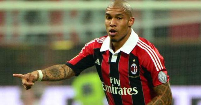 De Jong không quan tâm tới lời mời của Liverpool