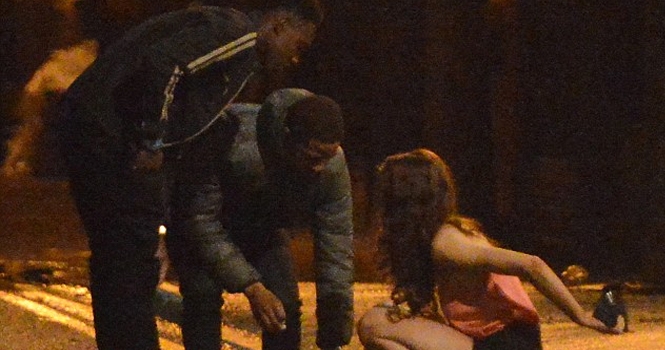 Sao Man United say bí tỉ, nhảy múa giữa đường phố