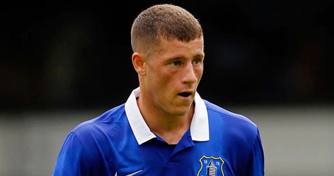 Mục tiêu của Man United bị xã hội đen đe dọa vì... gái