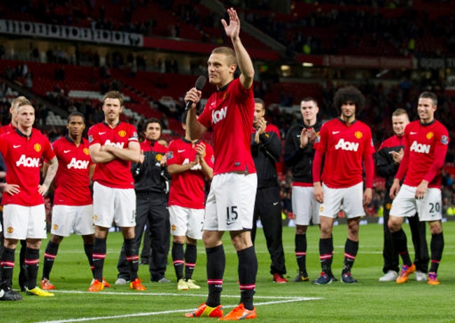 Video danh thủ: Khoảnh khắc chia tay đầy cảm xúc của Vidic với sân Old Trafford