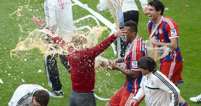 Bayern Munich ăn mừng Đĩa bạc Bundesliga, Pep Guardiola lần đầu tắm bia