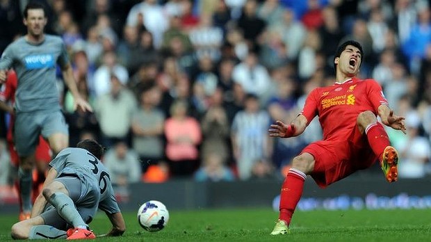 Bị dọa giết vì khiến Suarez chấn thương