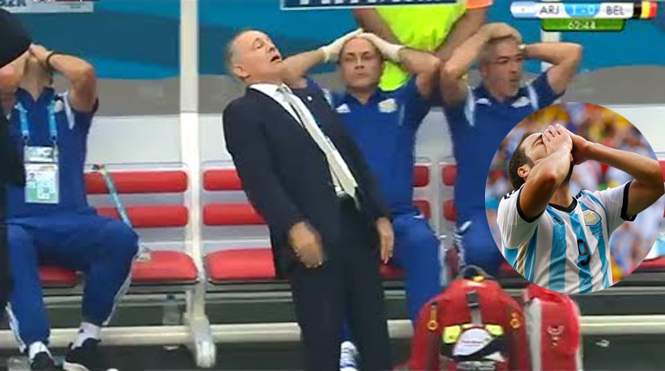 VIDEO: Tình huống hài hước HLV Sabella ngã ngửa vì pha chân gỗ của Higuain