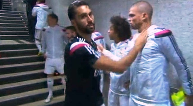 Casillas bị Arbeloa khinh ra mặt