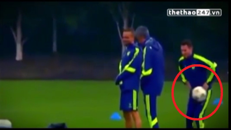VIDEO: Jose Mourinho lại gây cười khi đá bóng vào đúng ''chỗ hiểm''