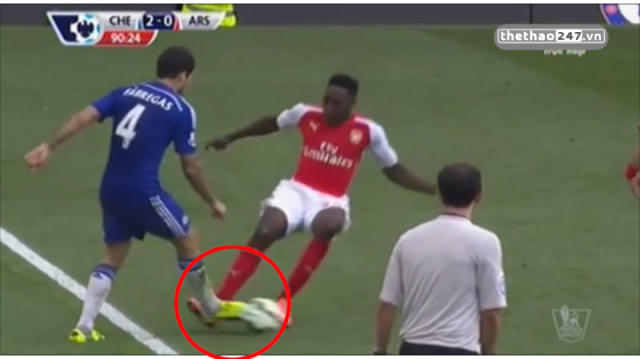 VIDEO: Tình huống vào bóng triệt hạ của Welbeck vs Fabregas
