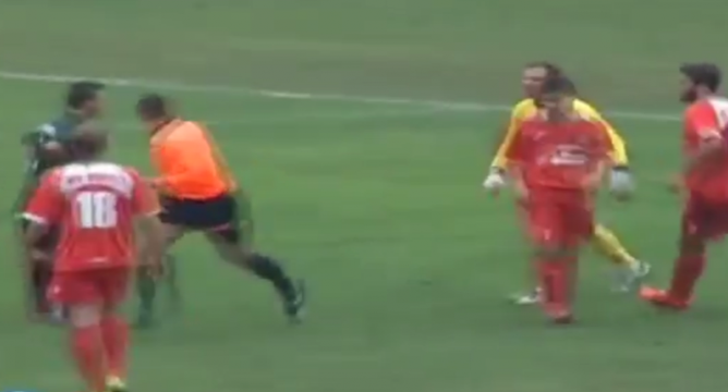 Video: Thủ môn ăn thua đủ với trọng tài vì bị lĩnh thẻ vàng