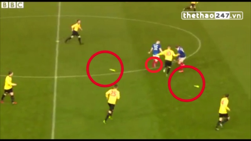 VIDEO: Đá bóng văng cả giày, cầu thủ vẫn kiến tạo thành bàn hoàn hảo