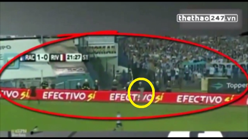 VIDEO: Bóng ma bất ngờ xuất hiện trong trận đấu của River Plate