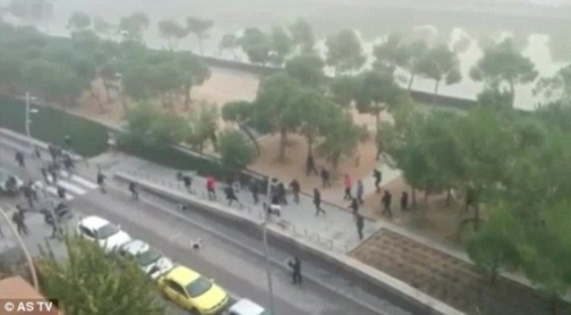 VIDEO: Ẩu đả dữ dội giữa hai nhóm fan một CĐV thiệt mạng