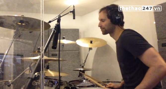 VIDEO: Petr Cech lại gây sốt với bản drum cover Best of You của Foo Fighter
