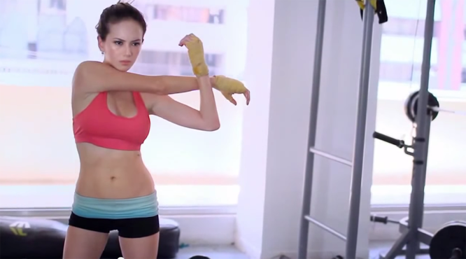 VIDEO: Người đẹp tập thể thao hay là khoe vòng 1?