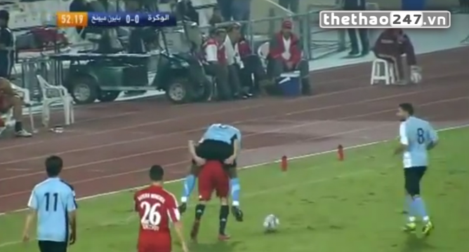 VIDEO: Bị kèm sát, Ribery cõng luôn cầu thủ đối phương chạy theo bóng