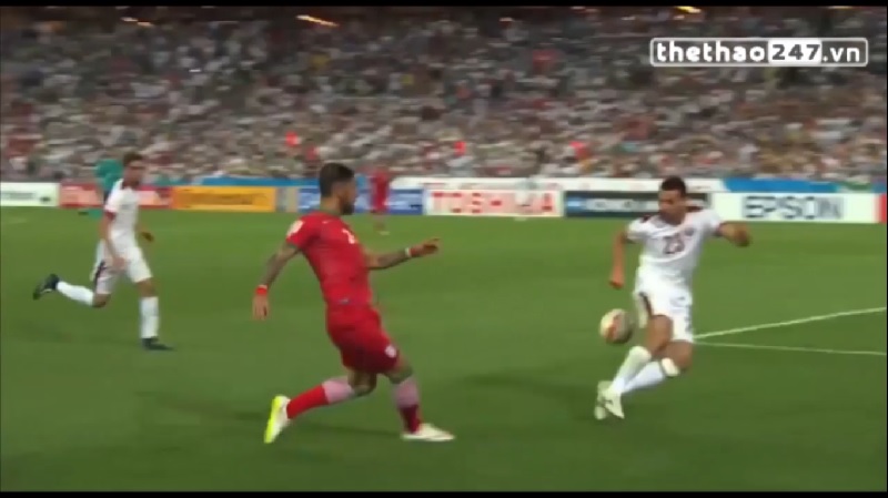 VIDEO: Màn tái hiện pha chạm bóng 'thần thánh' của huyền thoại Denis Bergkamp