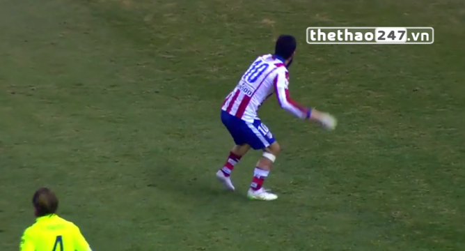 VIDEO: Arda Turan rút giầy ném trọng tài biên