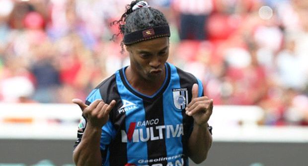 HLV trách Ronaldinho lười chạy