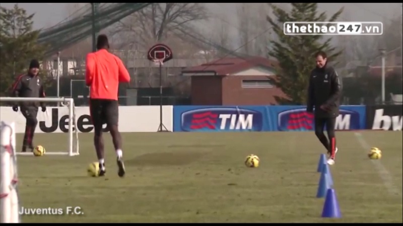 VIDEO: Paul Pogba thua ông thầy Allegri trong cuộc thi sút gôn tôm