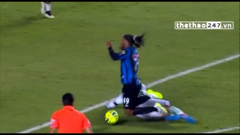VIDEO: Ronaldinho ăn vạ thô thiển rồi nhận ngay thẻ vàng