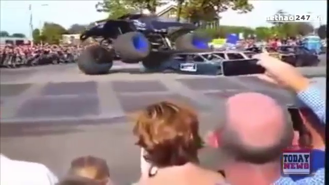 VIDEO: Đâm vào đám đông, quái vật 4 bánh khiến 3 khán giả thiệt mạng