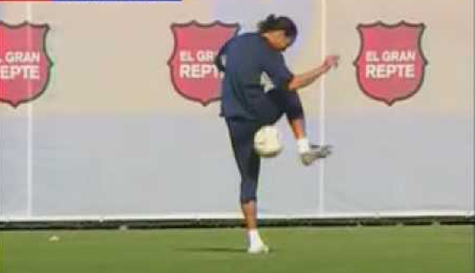 VIDEO: Màn biểu diễn tâng bóng kết hợp 2 phong cách Michael Jackson và Ronaldinho