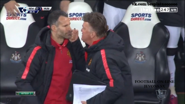 VIDEO hài hước: Van Gaal 'đấm yêu' Giggs vì không ăn mừng bàn thắng