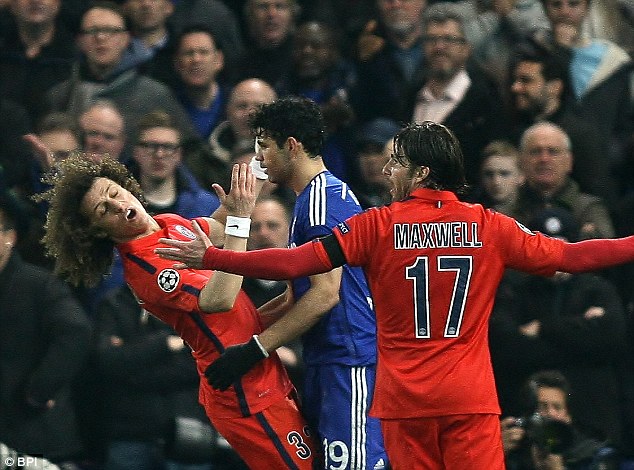 VIDEO: Cậy sân nhà, Costa liên tục gây sự với hàng thủ PSG