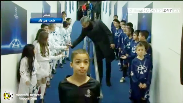 VIDEO: Mourinho pha trò như Mr Been với các cầu thủ nhí