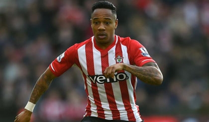 Chicharito sẽ là ‘vật tế thần’ vụ Nathaniel Clyne