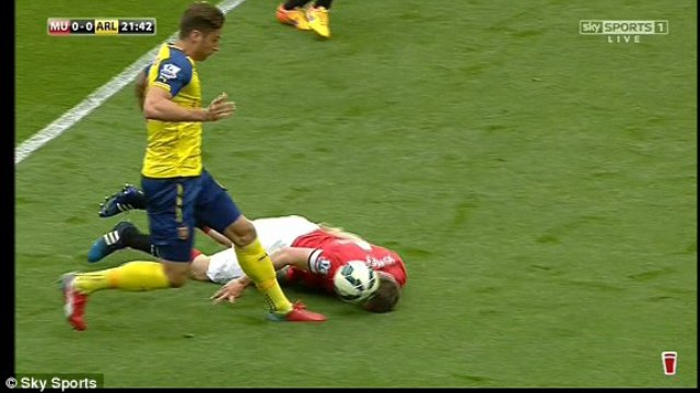 VIDEO: Phil Jones nỗ lực dùng đầu phá bóng để Giroud không thể dứt điểm