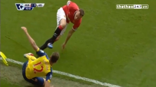 VIDEO: Giroud lao thẳng vào biển quảng cáo sau pha chạm với Phil Jones