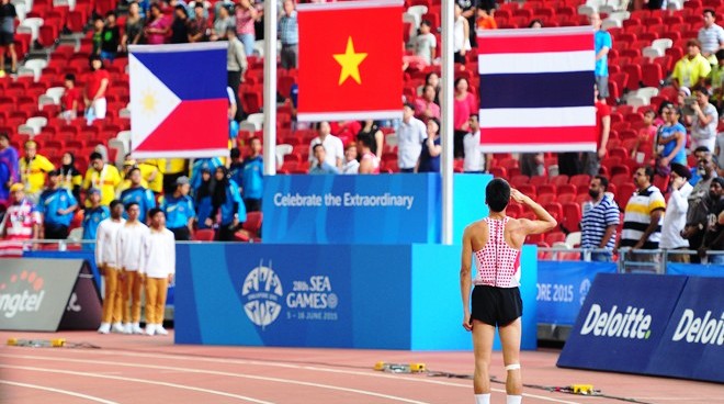 VĐV gây xúc động khi dừng lại chào cờ trong lúc thi đấu