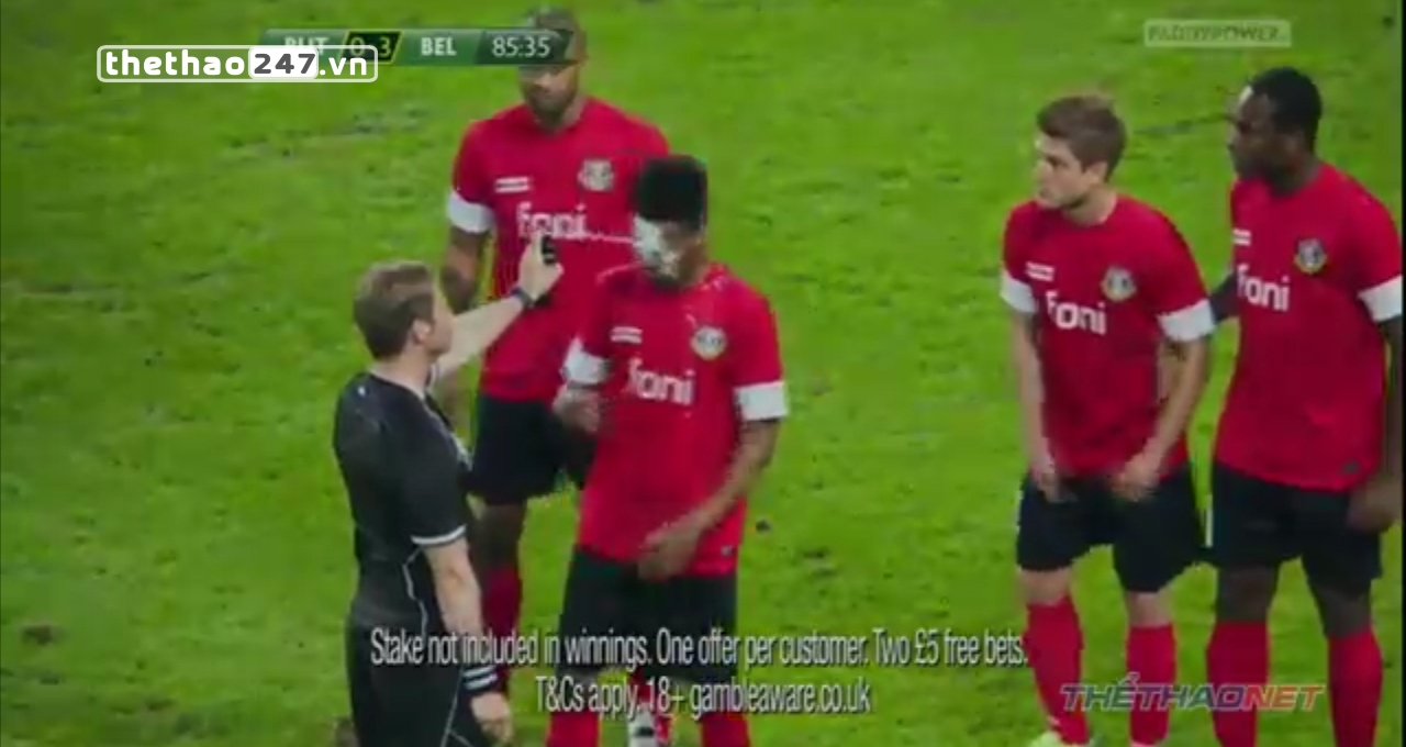 VIDEO: Trọng tài thẳng tay xịt bọt tự hủy vào mặt cầu thủ