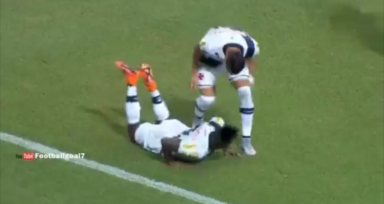 VIDEO: Ăn mừng bàn thắng theo kiểu 'cá nằm trên thớt'