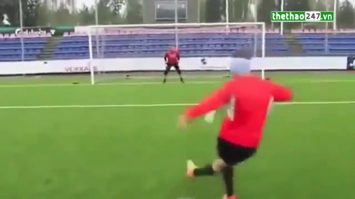 VIDEO: Bịt mắt sút penalty theo kiểu rabona chính xác đến khó tin