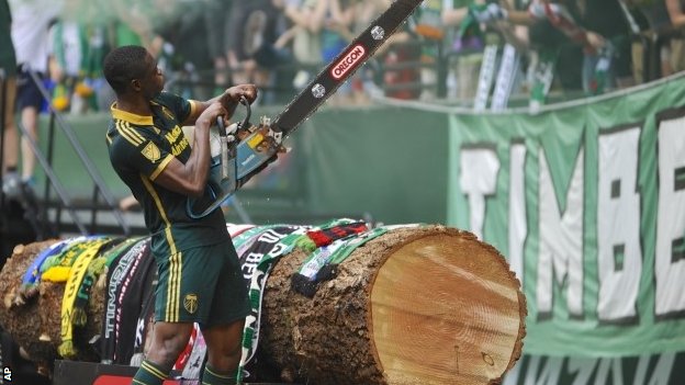 VIDEO: Cầu thủ ăn mừng bàn thắng bằng... cưa máy ở giải MLS